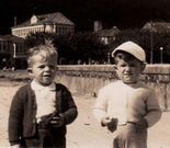 <span lang= es-es >En Corcubi�n con su amigo �a�o</span>. A la derecha, de ni�o, en el paseo de Corcubi�n, a donde regresaba por vacaciones con la familia