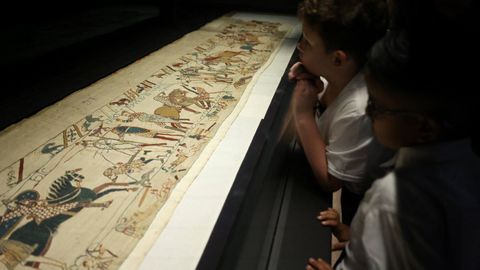Escolares contemplan o tapiz de Bayeux exposto no British Museum en Londres.