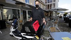 V�ctor Valenzuela, con la moto el�ctrica que desde el 3 de noviembre repartir� comida a domicilio