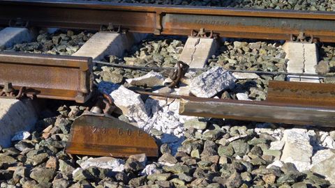 Una imagen clave. El carril roto, el n�mero 312592Y101, en una fotograf�a subida a redes el pasado domingo por el ministro de Transportes, �scar Puente. La investigaci�n apunta a que el descarrilamiento del tren Iryo en el kil�metro 318 de la l�nea Madrid-Sevilla se produjo por la rotura de una soldadura entre un carril en uso, fabricado en 1989, y otro nuevo, datado del 2023, e instalado hace poco m�s de medio a�o.