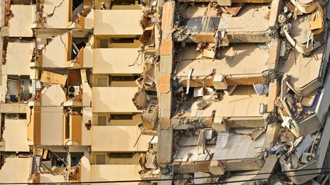 Un edificio afectado por el doble terremoto