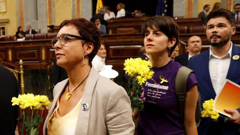 Diputados de ERC y Gabriel Rufi�n en su llegada al hemiciclo portando flores amarillas.