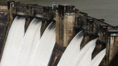 La central hidroel�ctrica de Os Peares, en el r�o Sil, expulsa agua por los aliviaderos para dar salida al exceso de agua acumulada en el embalse tras la cadena de temporales de este invierno.