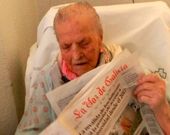 Consuelo Ternande le�a ayer La Voz en su habitaci�n del Chuac.