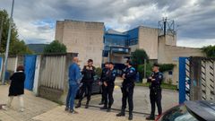 Agents de Policía a las puertas del IES Julio Prieto Nespereira, el día del accidente