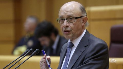 El ministro de Hacienda, Luis de Guindos, compareciendo en el Pleno