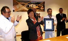 Mosquera entreg� el certificado de calidad al jefe de enfermer�a de Cee, David Vilaseco. 
