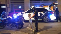 La Polic&iacute;a Local de Vilagarc&iacute;a durante un operativo nocturno.