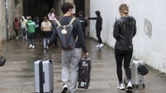 Dos turistas pasean con sus maletas por el casco hist�rico de Santiago, en una imagen de archivo.
