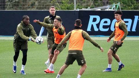 Ilaix Moriba, Mat�as Vecino, �scar Mingueza, Carlos Dom�nguez y Andr�s Anta��n, en un entrenamiento del Celta.