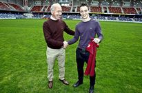 Javi Otero posa con su nueva camiseta junto al vicepresidente granate, Jos� Manuel Fern�ndez.