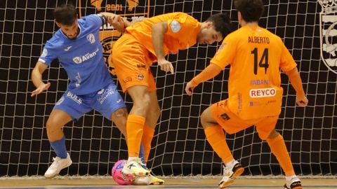 Pitero y Alberto, autores de los tantos burelists, presionan a un futbolista del Avanza Jan.