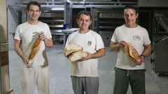 De izquierda a derecha, Suso, Diego y Gaspar Castro, en el horno de la calle Buhida de Neda