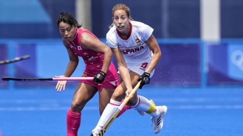 María López conduce la pelota en el partido de la seleccion española frente a Japón