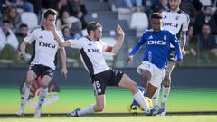 Miguel Atienza ante Hassan, durante el Burgos-Oviedo de la 24/25