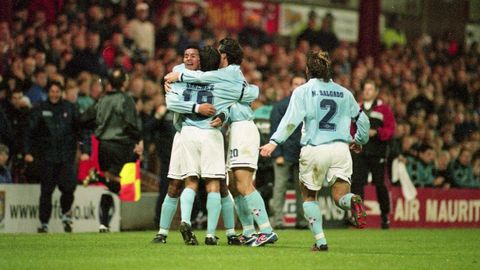 Los futbolistas del Celta, celebrando un gol en el Villa Park en 1998.