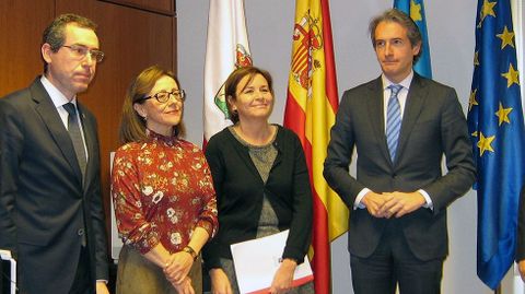 Desde la derecha, el ministro de Fomento, igo de la Serna; la alcaldesa de Gijn, Carmen Moriyn; la consejera de Infraestructuras, Beln Fernndez; y el portavoz municipal, Fernando Couto.Desde la derecha, el ministro de Fomento, igo de la Serna; la alcaldesa de Gijn, Carmen Moriyn; la consejera de Infraestructuras, Beln Fernndez; y el portavoz municipal, Fernando Couto