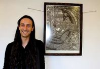Nando V�zquez, junto a uno de los grabados que expone en el Centro do Vi�o. 