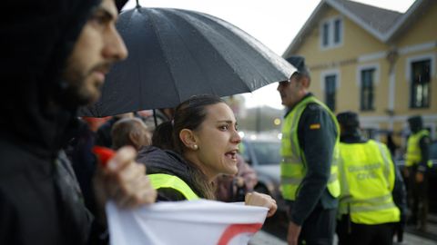Numerosas personas se concentraron este viernes en O Temple, en Cambre, ante el paso de peatones situado frente a la Casa das Palmeiras