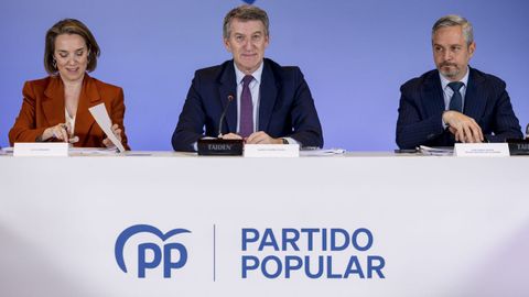 Cuca Gamarra, Feijoo y Juan Bravo tras el encuentro mantenido con asociaciones y empresarios en Gnova