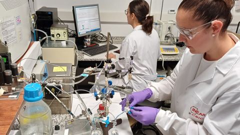 Investigadoras probando un nuevo sistema de microrreaccin para la degradacin de contaminantes acuosos en flujo continuo.