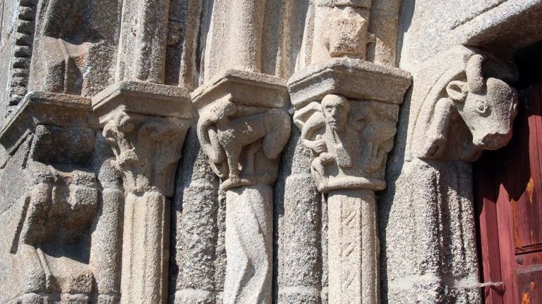 Capiteles a la entrada de la iglesia rom�nica de San Pedro de Bembibre