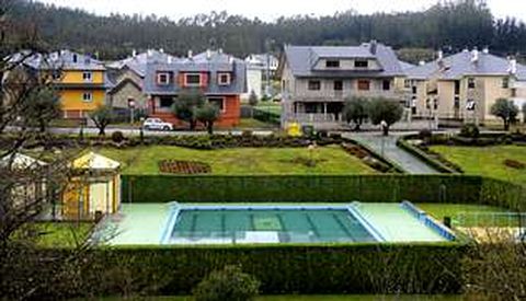 El n�cleo de As Somozas cuenta con una piscina y jardines muy cuidados.