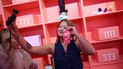 Una �influencer� haci�ndose un selfi en una tienda de Labubu en Londres