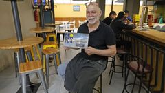 Jos� Manuel Dom�nguez Garc�a, el actual gerente de la bocater�a Tus de Vigo que lleva con sus hermanos, en el local que acaba de cumplir 40 a�os. Jos� Manuel sostiene en sus manos el premio que ha recibido este empresa familiar por su trayectoria. 