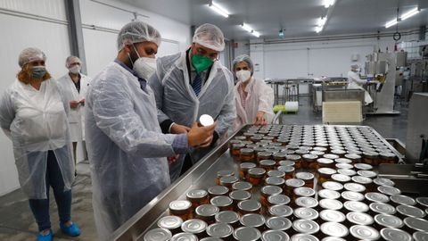 Una visita del presidente del Principado, Adri&aacute;n Barb&oacute;n, a la conservera de El Viejo Pescador en Tapia de Casariego