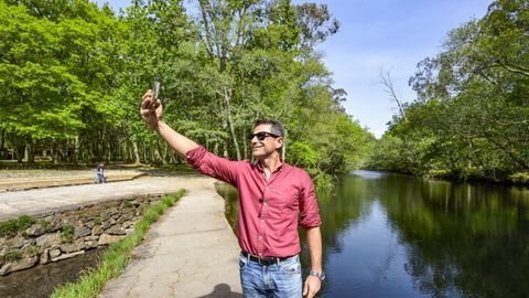 La playa fluvial de A Calzada (Ponte Caldelas) es la primera con bandera azul de España, está situada en un entorno idílico