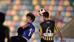 Javi Mier Real Oviedo Vetusta Barakaldo.Javi Mier pelea un balon aereo frente al Barakaldo
