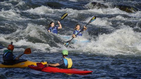 Fiesta de la piragua en el Sil.M�s de trescientos participantes y numerosos p�blico disfrutaron del descenso internacional