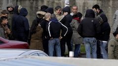 Lendoiro, acompa�ado por su hijo mayor y el ex administrador �nico del Playa Club, Jos� Antonio Garc�a Arthus, conversa con algunos de los asistentes al entierro.