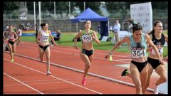 Celia Castro (no centro da imaxe) chega ao Nacional Sub 18 coa terceira mellor marca das participantes da proba dos 800 metros.
