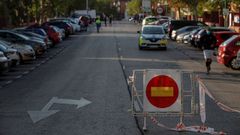  Una se�al de prohibido el paso colocada junto a una patrulla de la polic�a local en la calle Miraflores de la localidad madrile�a de Alcobendas