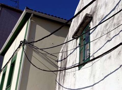 Imagen de archivo, concretamente del a�o 2006, en la que pueden verse cables colgando de una fachada de A Pobra.