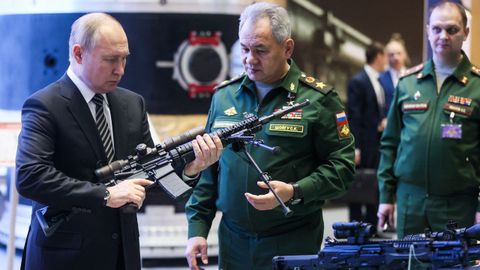 Putin, en una muestra de material militar previa a su comparecencia