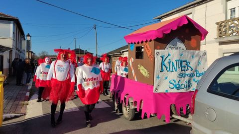 Unos originales huevos Kinder se dejaron ver por el desfile de A Pobra