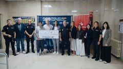 Representantes de la asociacin que trabaja con personas con trastorno del espectro autista acudieron a recoger el cheque que les entreg el comisario provincial