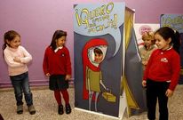 La exposici�n �Carrapuchi�a cami�a soa� est� en el Fogar desde la semana pasada.