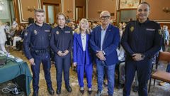De izquierda a derecha: los agentes Ram�n Carnero Afonso y Mar�a Luisa Carnero Fern�ndez, la presidenta de Mulleres +60, Maria Antonia Rilo, el subdelegado del Gobierno, Eladio Santos, y el inspector Felipe Rodr�guez