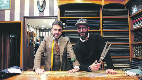 Plácido y Bernardo en la sastrería que el primero heredó de su padre