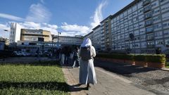 Una monja camina frente al Hospital Gemelli de Roma, donde el papa Le�n XIV se recupera