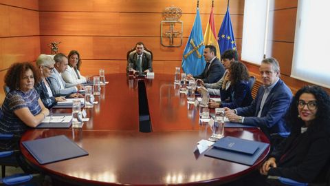El presidente del Principado de Asturias, Adri�n Barb�n, preside la reuni�n del Consejo de Gobierno 