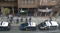 En la madrugada del s�bado 1 al domingo 2 de abril del 2017, la comisar�a de Santiago mont� un dispositivo junto a la Polic�a Local en el marco del cual los agentes entraron en el pub Stilo ?en la imagen, un momento de la operaci�n? y se produjo el incidente con uno de los clientes