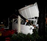 <span lang= es-es >A Pobra y Rianxo tambi�n fueron zonas cero</span>. En la primera foto, un rianxeiro muestra c�mo qued� el tejado de su casa, en el 2010; en la segunda, las instalaciones del c�mping de Cab�o. 