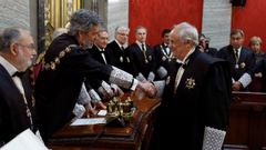 Seoane Spiegelberg recibe la felicitaci�n de Carlos Lesmes, presidente del Tribunal Supremo, tras tomar posesi�n del cargo