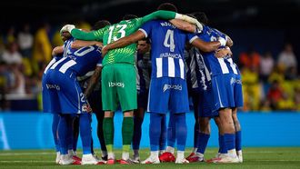 Los jugadores del Deportivo hacen una pi�a antes del inicio del partido ante el Villarreal.