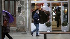 Imagen de la calle peatonal de Ribeira, municipio que ayer rebaj� en cinco casos su lista de positivos